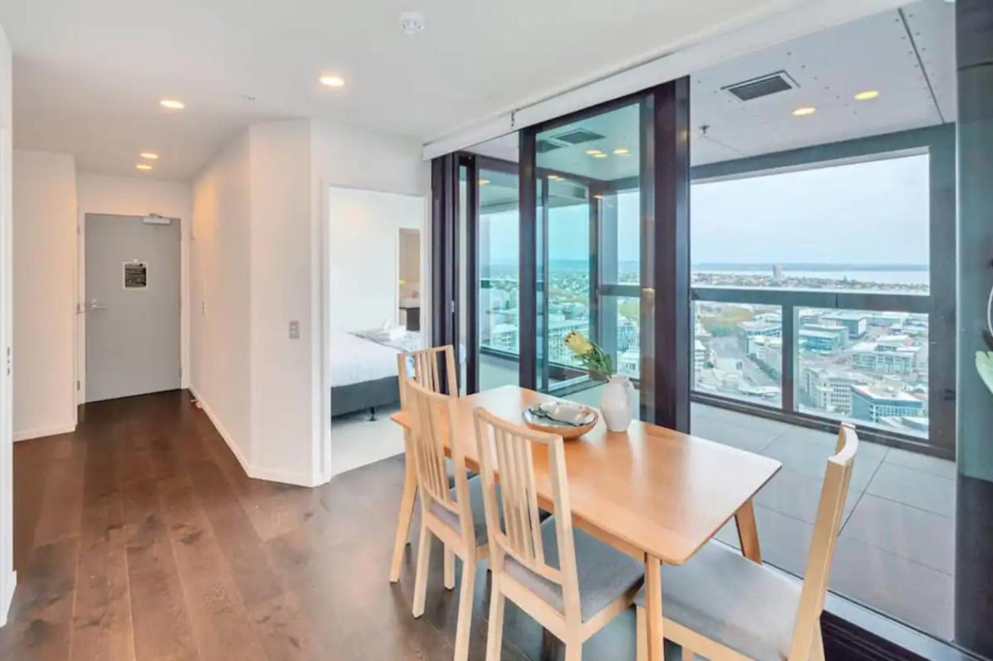 Top Floor Harbour View And Skytower View Apartment In Cbd Auckland Eksteriør billede