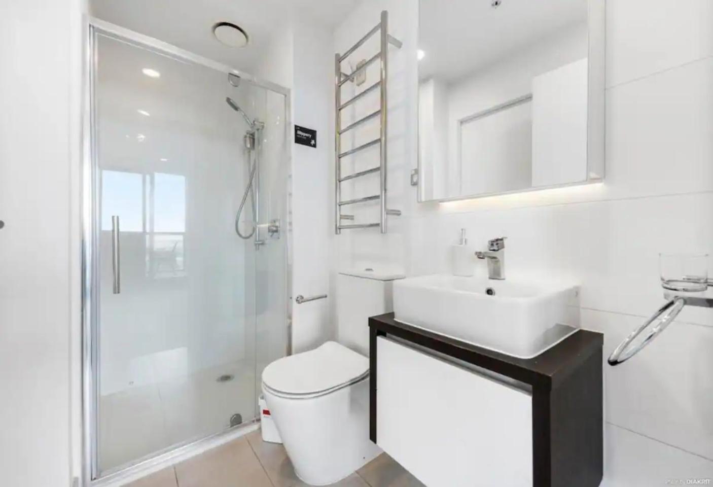 Top Floor Harbour View And Skytower View Apartment In Cbd Auckland Eksteriør billede