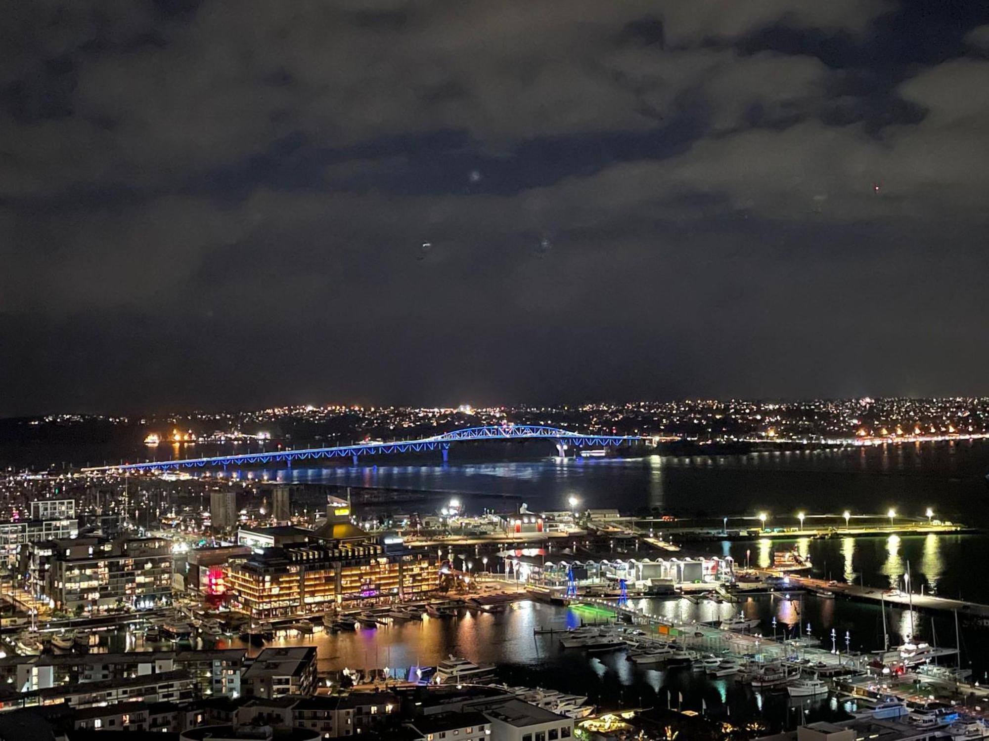 Top Floor Harbour View And Skytower View Apartment In Cbd Auckland Eksteriør billede